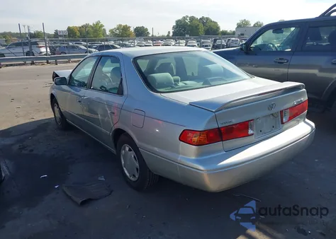 2000 Toyota Camry Ce/Le/Xle z USA, uszkodzony, nr VIN 4T1BG22K9YU652081